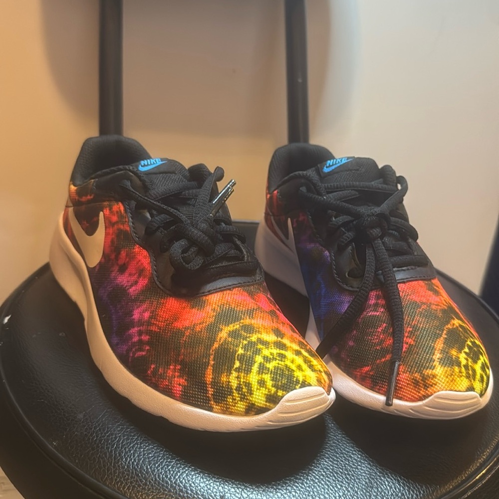 Nike Boy’s Tanjun Black Tie-Dye Sneakers Size 2y